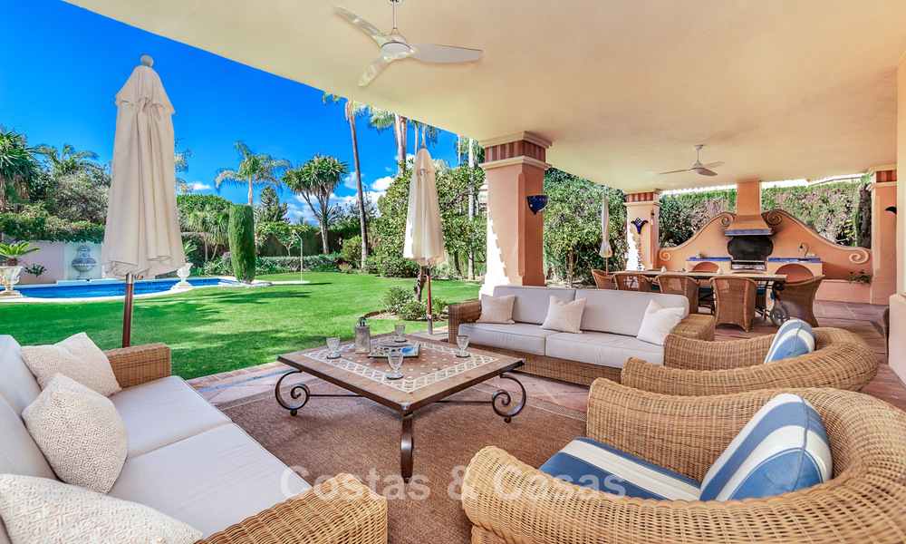 Elegante Andalusische luxevilla met grote tuin te koop in Nueva Andalucia’s golfvallei, Marbella 795422