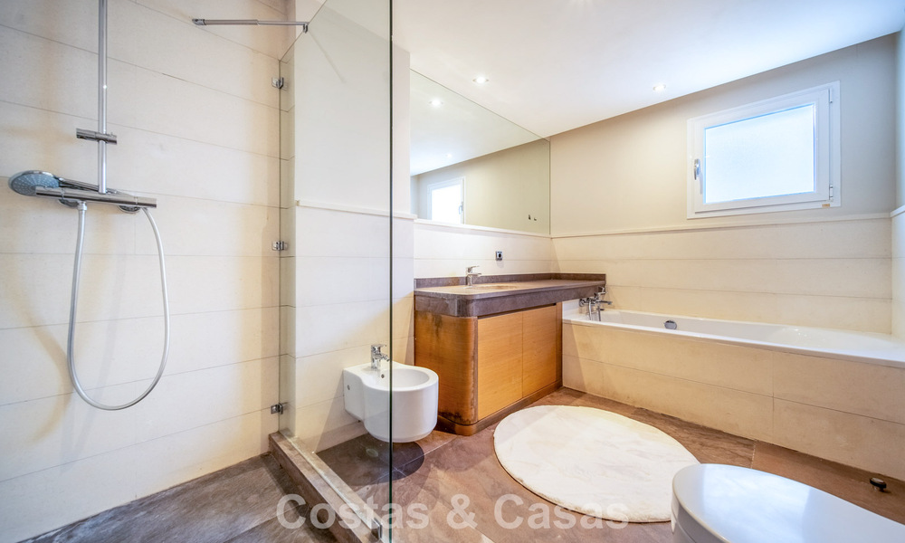 Luxe gerenoveerde villa op een steenworp van de golfbaan te koop in Guadalmina Alta, Marbella 795884