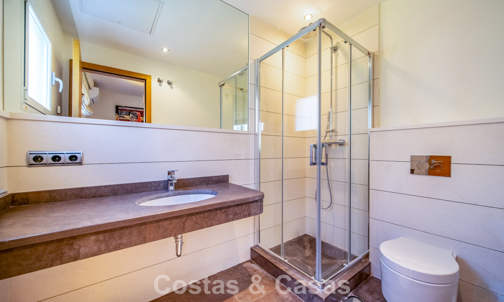 Luxe gerenoveerde villa op een steenworp van de golfbaan te koop in Guadalmina Alta, Marbella 795895