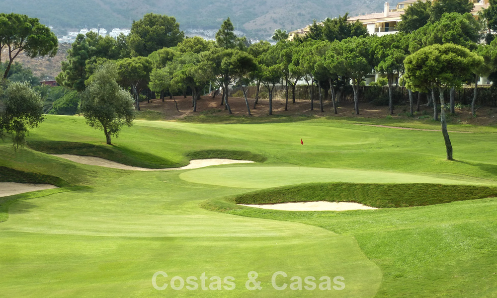 Exclusieve nieuwbouwappartementen met panoramisch golf- en zeezicht te koop in Benalmadena, Costa del Sol 795449