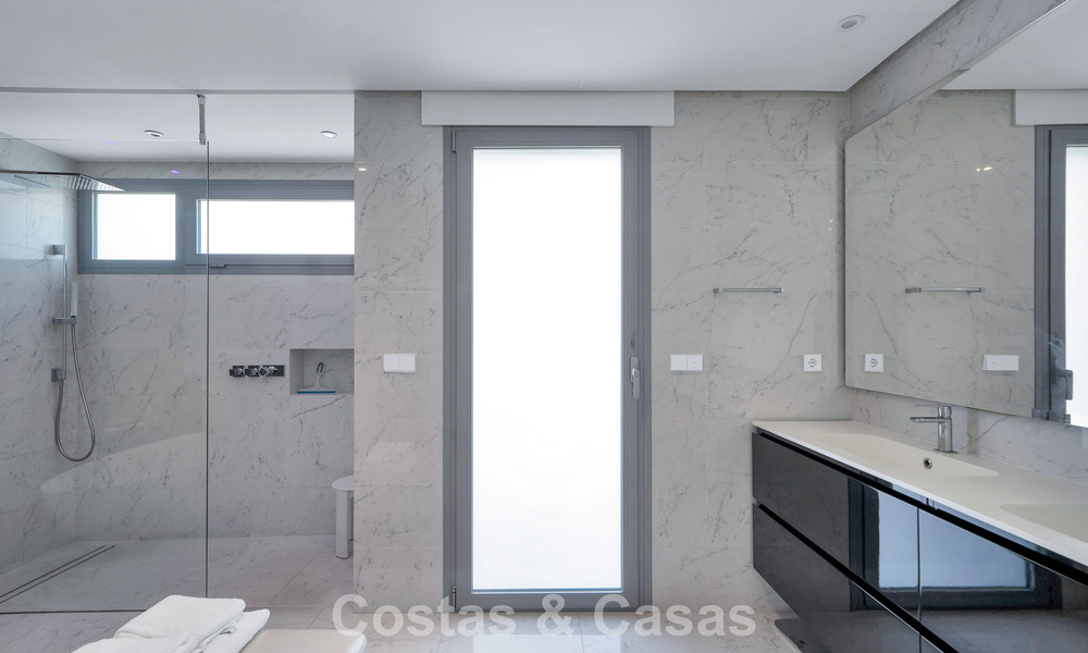 Modern gerenoveerde Andalusiche villa met berg- en zeezicht te koop in Nueva Andalucia, Marbella 796087