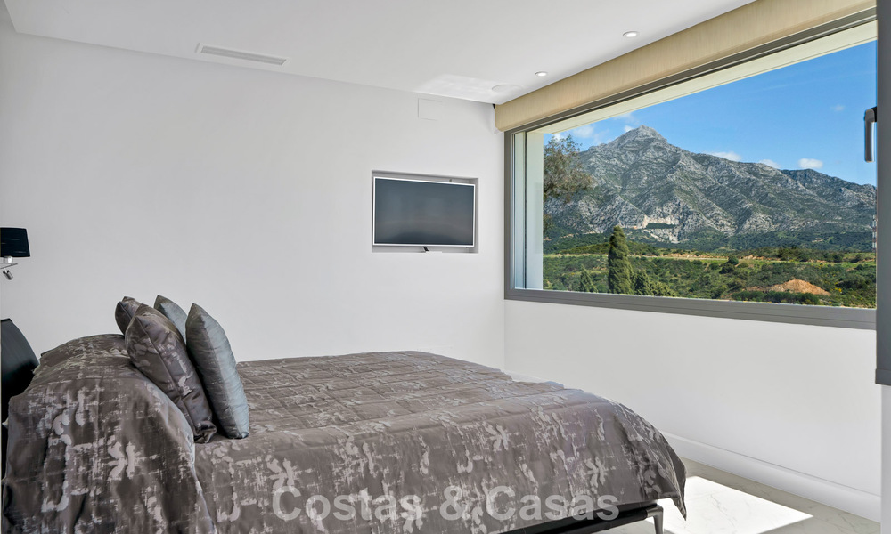 Modern gerenoveerde Andalusiche villa met berg- en zeezicht te koop in Nueva Andalucia, Marbella 796091