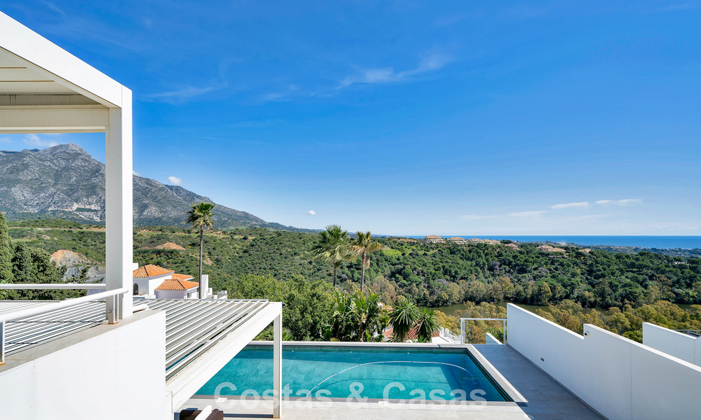 Modern gerenoveerde Andalusiche villa met berg- en zeezicht te koop in Nueva Andalucia, Marbella 796097