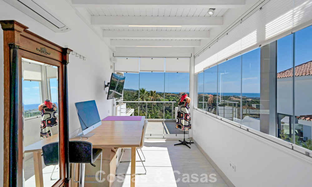 Modern gerenoveerde Andalusiche villa met berg- en zeezicht te koop in Nueva Andalucia, Marbella 796101