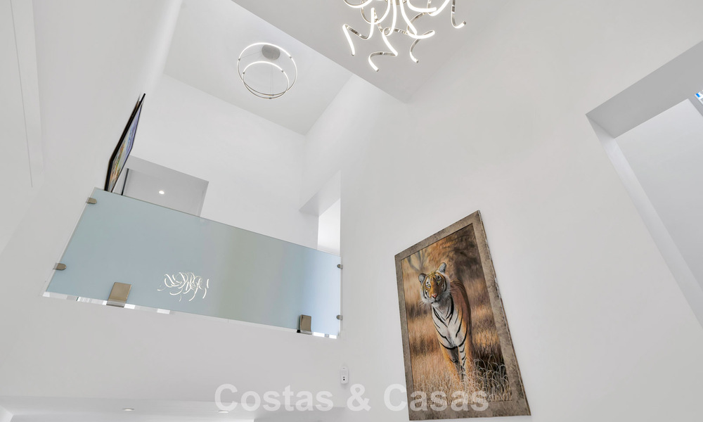 Modern gerenoveerde Andalusiche villa met berg- en zeezicht te koop in Nueva Andalucia, Marbella 796119