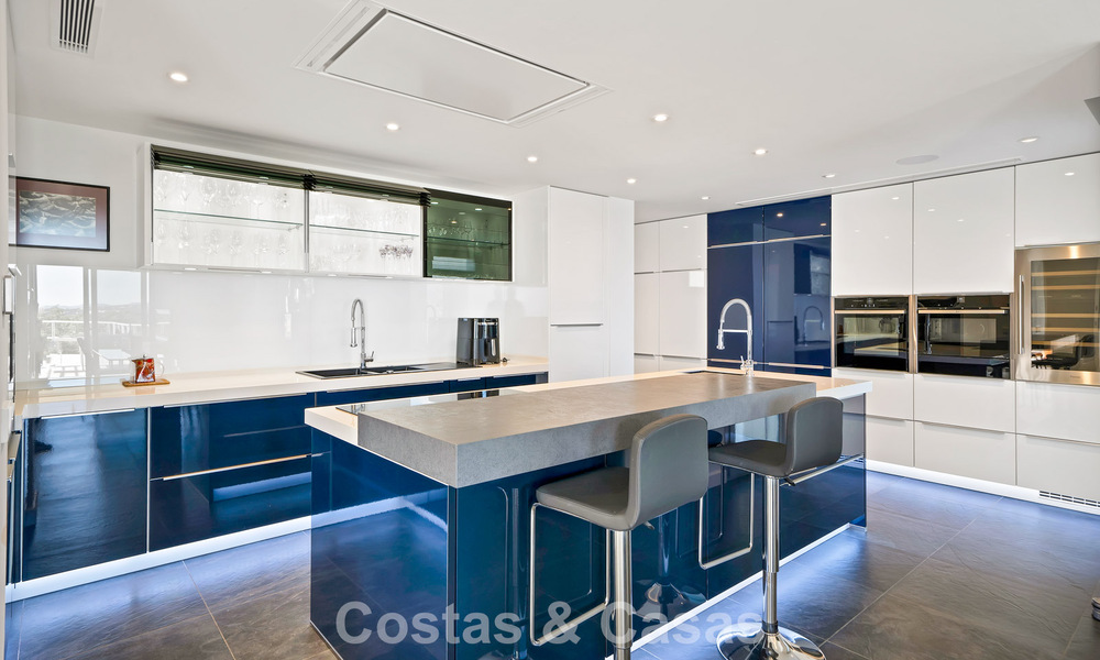 Modern gerenoveerde Andalusiche villa met berg- en zeezicht te koop in Nueva Andalucia, Marbella 796122