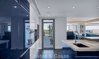 Modern gerenoveerde Andalusiche villa met berg- en zeezicht te koop in Nueva Andalucia, Marbella 796127 