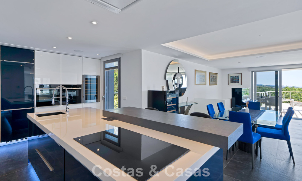 Modern gerenoveerde Andalusiche villa met berg- en zeezicht te koop in Nueva Andalucia, Marbella 796128