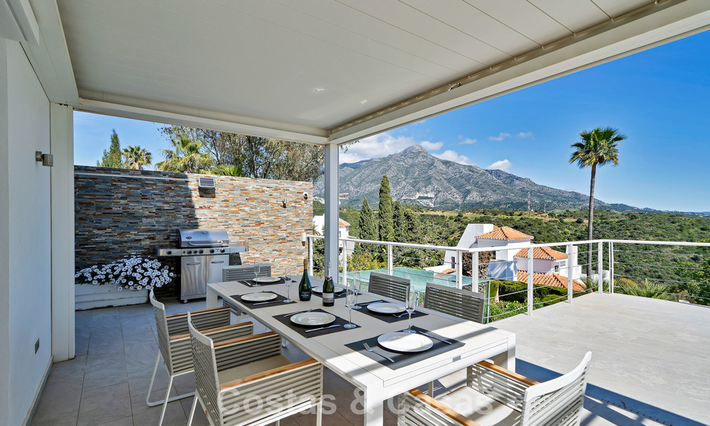 Modern gerenoveerde Andalusiche villa met berg- en zeezicht te koop in Nueva Andalucia, Marbella 796131
