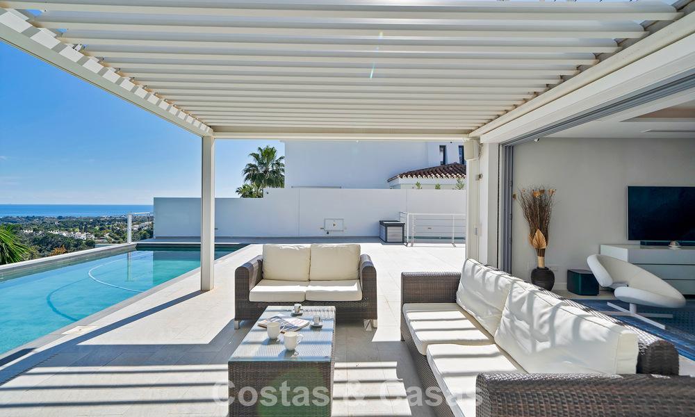 Modern gerenoveerde Andalusiche villa met berg- en zeezicht te koop in Nueva Andalucia, Marbella 796132