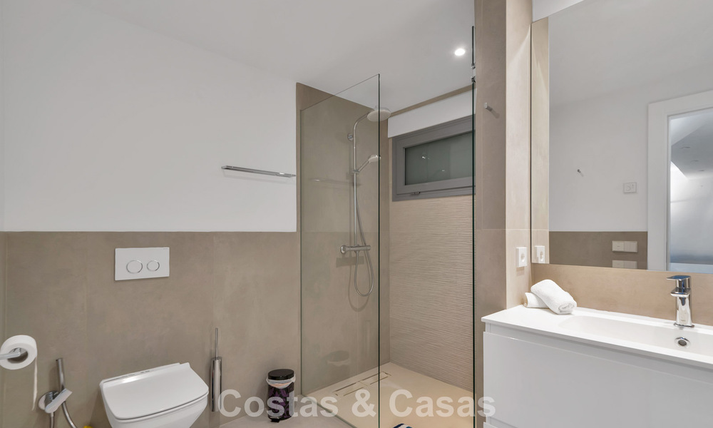 Modern gerenoveerde Andalusiche villa met berg- en zeezicht te koop in Nueva Andalucia, Marbella 796155