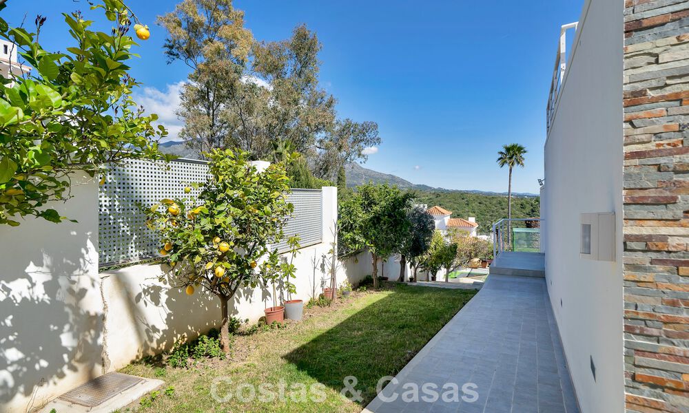 Modern gerenoveerde Andalusiche villa met berg- en zeezicht te koop in Nueva Andalucia, Marbella 796158