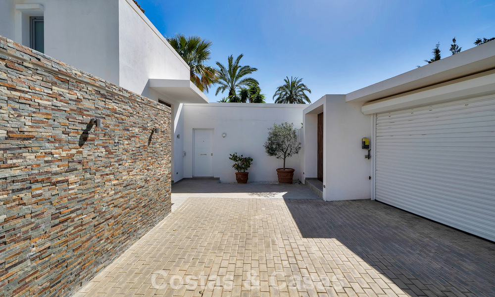 Modern gerenoveerde Andalusiche villa met berg- en zeezicht te koop in Nueva Andalucia, Marbella 796159