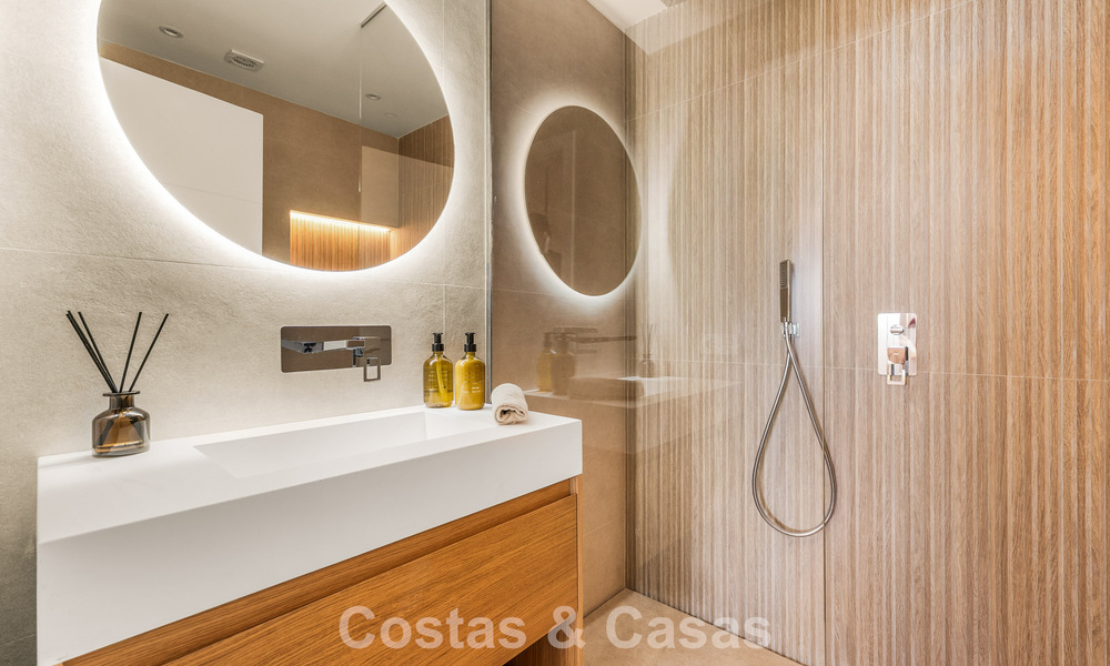 Modern gerenoveerd appartement met ruim terras te koop met weids uitzicht in Nueva Andalucia, Marbella 796047