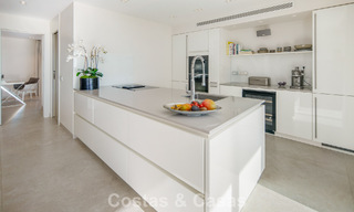 Exclusief duplex penthouse met een modern en licht interieur te koop in een beveiligd complex op de Golden Mile, Marbella 796392 