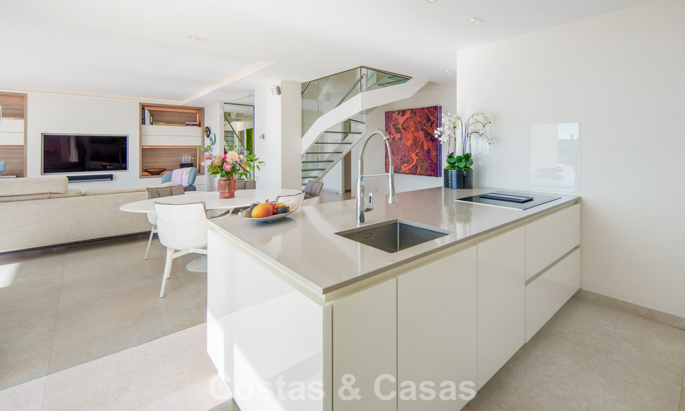 Exclusief duplex penthouse met een modern en licht interieur te koop in een beveiligd complex op de Golden Mile, Marbella 796394
