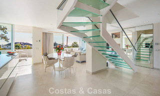 Exclusief duplex penthouse met een modern en licht interieur te koop in een beveiligd complex op de Golden Mile, Marbella 796396 