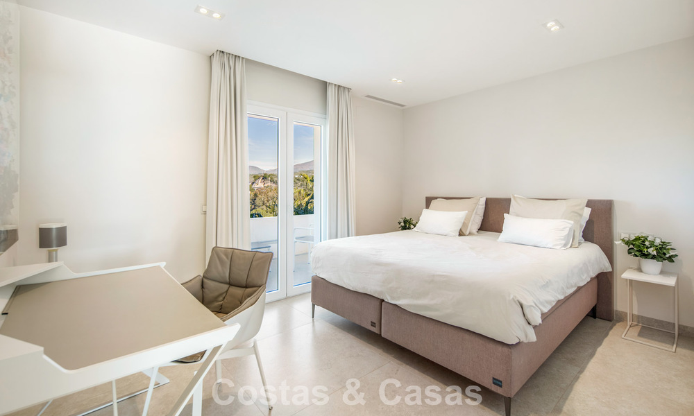 Exclusief duplex penthouse met een modern en licht interieur te koop in een beveiligd complex op de Golden Mile, Marbella 796397