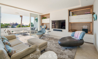 Exclusief duplex penthouse met een modern en licht interieur te koop in een beveiligd complex op de Golden Mile, Marbella 796399 