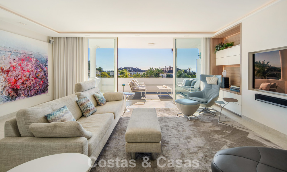Exclusief duplex penthouse met een modern en licht interieur te koop in een beveiligd complex op de Golden Mile, Marbella 796400