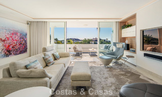 Exclusief duplex penthouse met een modern en licht interieur te koop in een beveiligd complex op de Golden Mile, Marbella 796400 