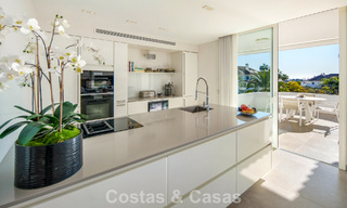 Exclusief duplex penthouse met een modern en licht interieur te koop in een beveiligd complex op de Golden Mile, Marbella 796404 