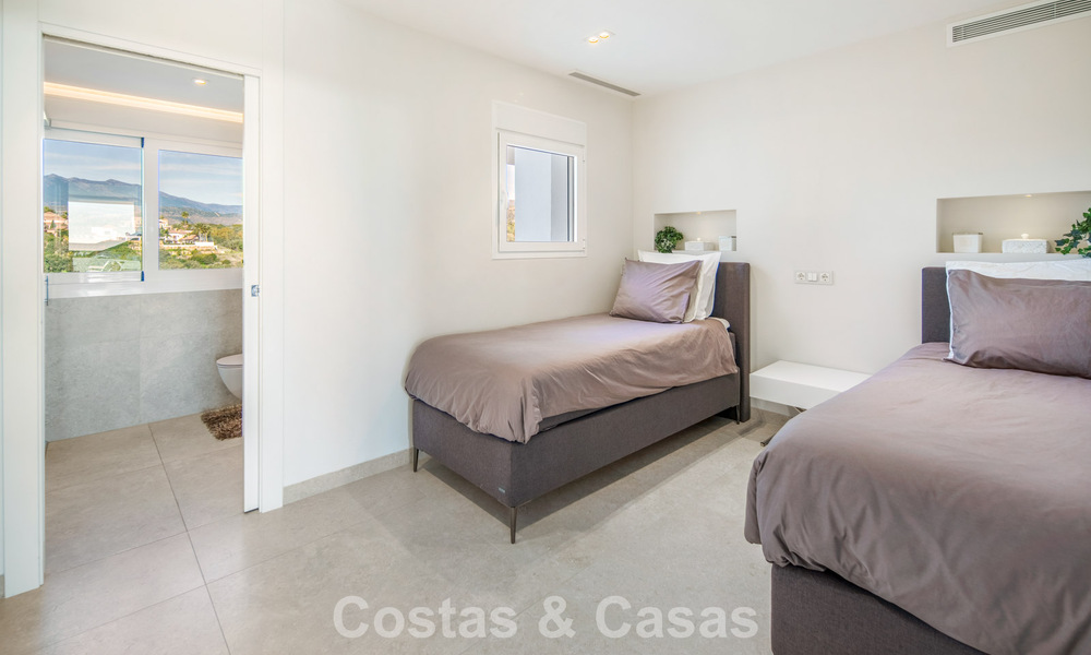 Exclusief duplex penthouse met een modern en licht interieur te koop in een beveiligd complex op de Golden Mile, Marbella 796405