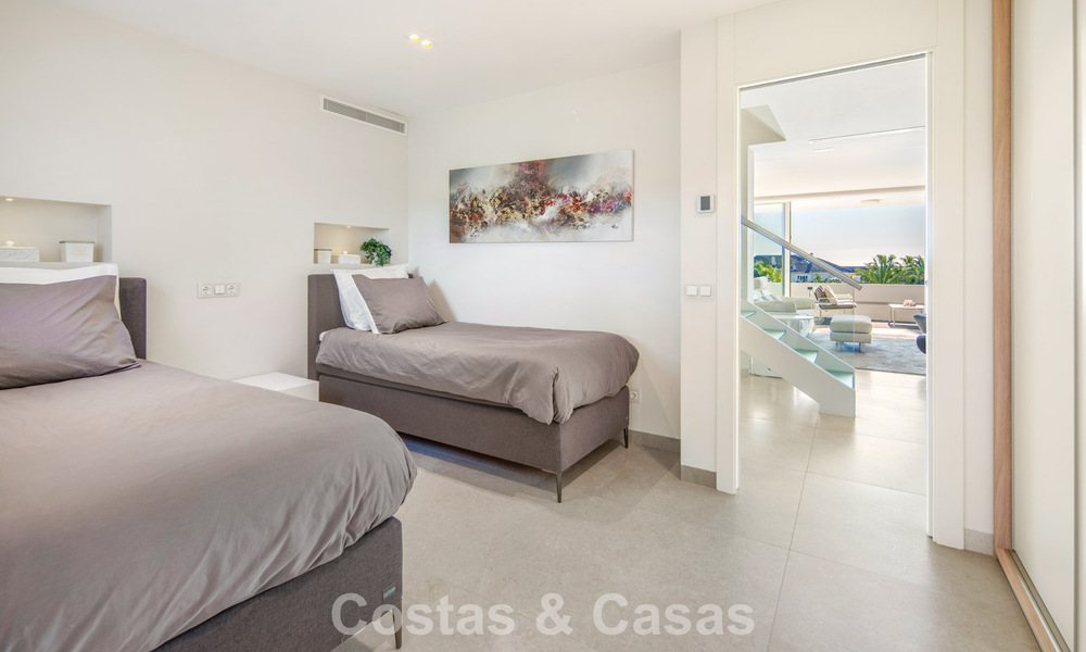 Exclusief duplex penthouse met een modern en licht interieur te koop in een beveiligd complex op de Golden Mile, Marbella 796407