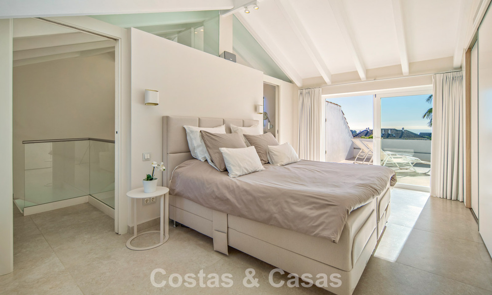 Exclusief duplex penthouse met een modern en licht interieur te koop in een beveiligd complex op de Golden Mile, Marbella 796410