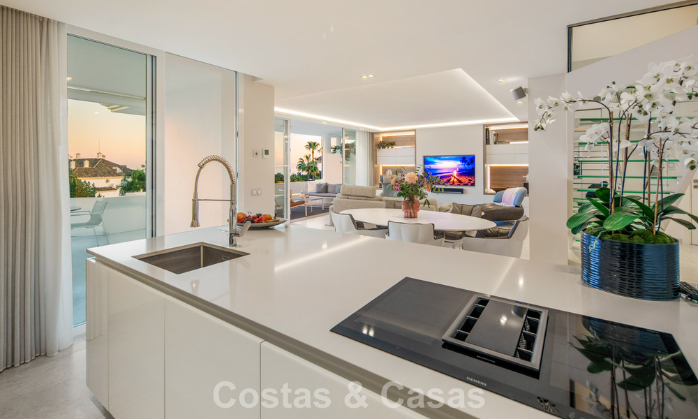 Exclusief duplex penthouse met een modern en licht interieur te koop in een beveiligd complex op de Golden Mile, Marbella 796422