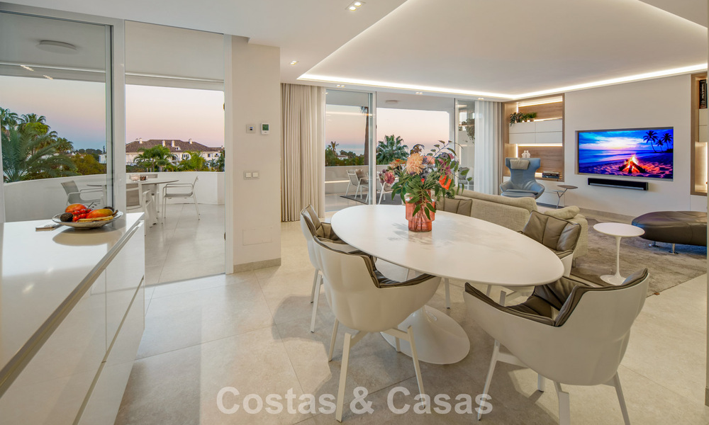 Exclusief duplex penthouse met een modern en licht interieur te koop in een beveiligd complex op de Golden Mile, Marbella 796424