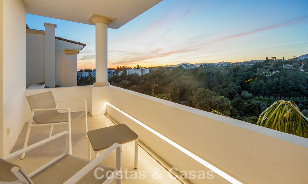 Exclusief duplex penthouse met een modern en licht interieur te koop in een beveiligd complex op de Golden Mile, Marbella 796429