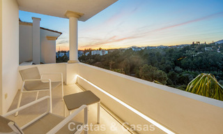 Exclusief duplex penthouse met een modern en licht interieur te koop in een beveiligd complex op de Golden Mile, Marbella 796429 