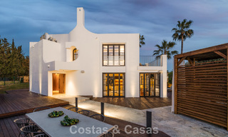 Exclusieve, architecturale villa met panoramisch golf- en zeezicht te koop in Nueva Andalucia, Marbella 796378 