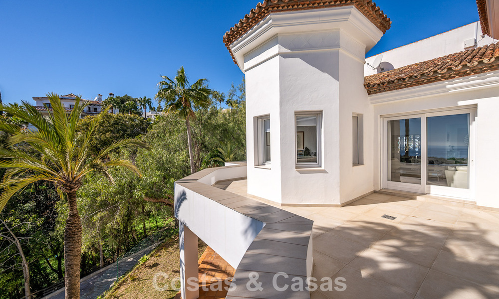 Majestueuze modern gerenoveerde villa met panoramisch zeezicht te koop op een royaal perceel ten oosten van Marbella centrum 796495