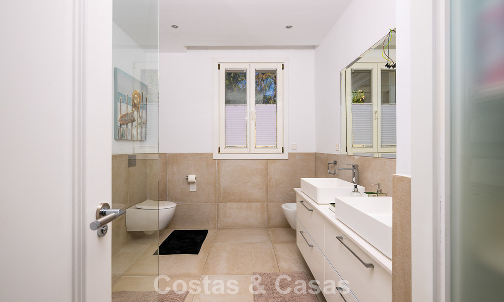 Majestueuze modern gerenoveerde villa met panoramisch zeezicht te koop op een royaal perceel ten oosten van Marbella centrum 796503