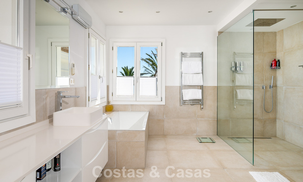 Majestueuze modern gerenoveerde villa met panoramisch zeezicht te koop op een royaal perceel ten oosten van Marbella centrum 796518