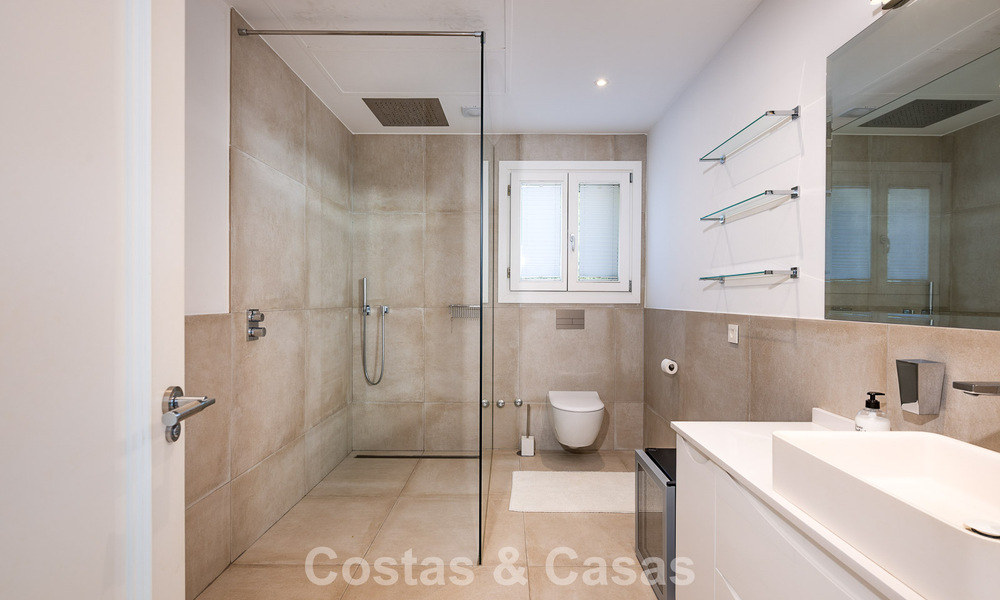 Majestueuze modern gerenoveerde villa met panoramisch zeezicht te koop op een royaal perceel ten oosten van Marbella centrum 796520