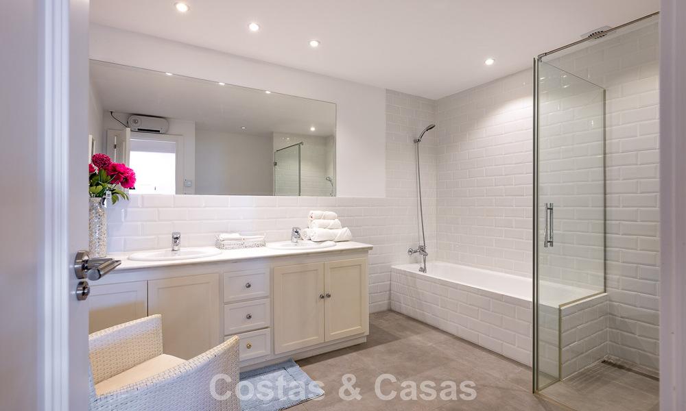 Majestueuze modern gerenoveerde villa met panoramisch zeezicht te koop op een royaal perceel ten oosten van Marbella centrum 796532