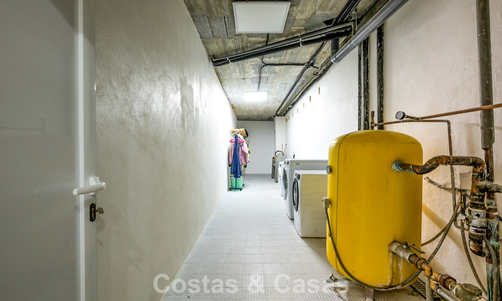 Majestueuze modern gerenoveerde villa met panoramisch zeezicht te koop op een royaal perceel ten oosten van Marbella centrum 796542