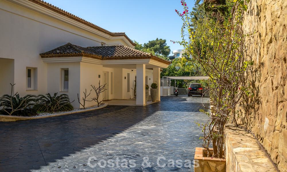 Majestueuze modern gerenoveerde villa met panoramisch zeezicht te koop op een royaal perceel ten oosten van Marbella centrum 796544