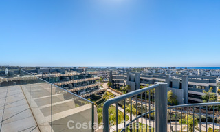 Eigentijds penthouse met zeezicht vanaf het royale dakterras te koop aan de New Golden Mile, tussen Marbella en Estepona 796607 