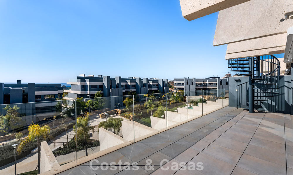 Eigentijds penthouse met zeezicht vanaf het royale dakterras te koop aan de New Golden Mile, tussen Marbella en Estepona 796612