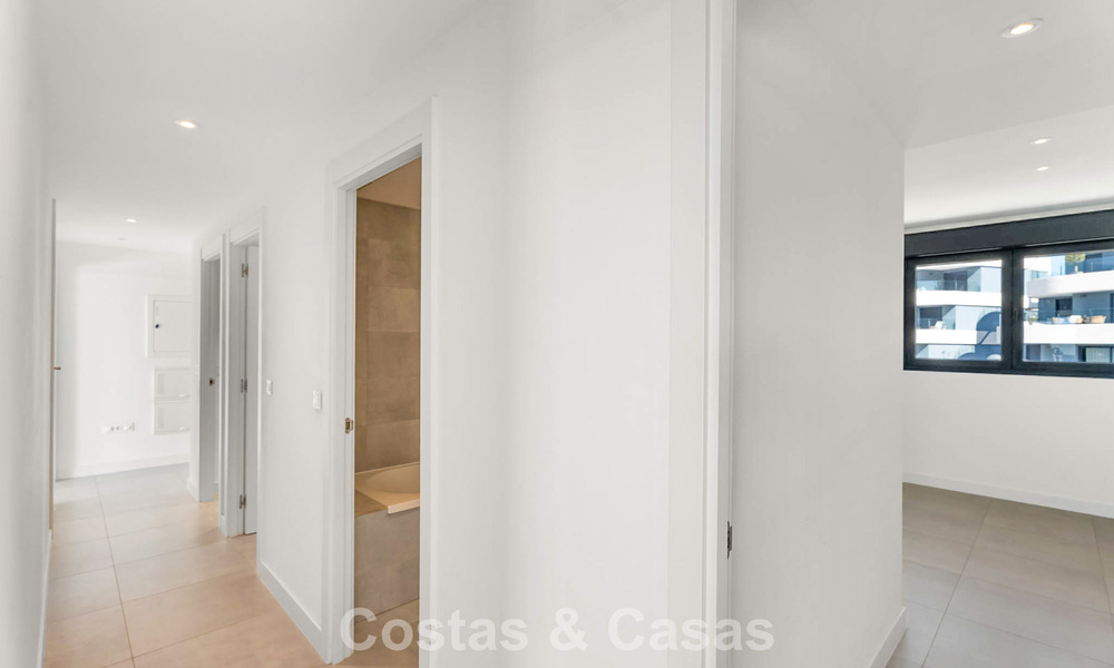 Eigentijds penthouse met zeezicht vanaf het royale dakterras te koop aan de New Golden Mile, tussen Marbella en Estepona 796617