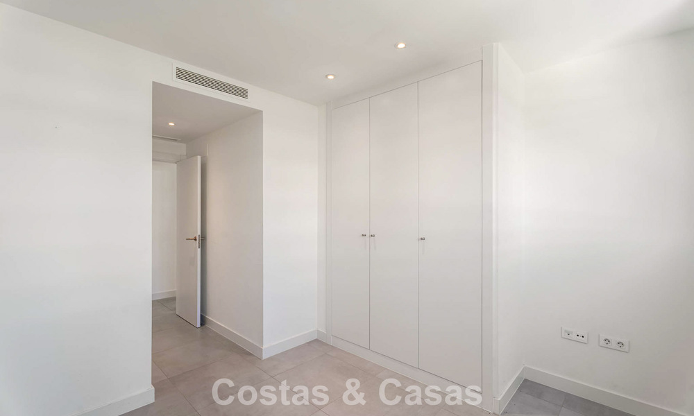 Eigentijds penthouse met zeezicht vanaf het royale dakterras te koop aan de New Golden Mile, tussen Marbella en Estepona 796620