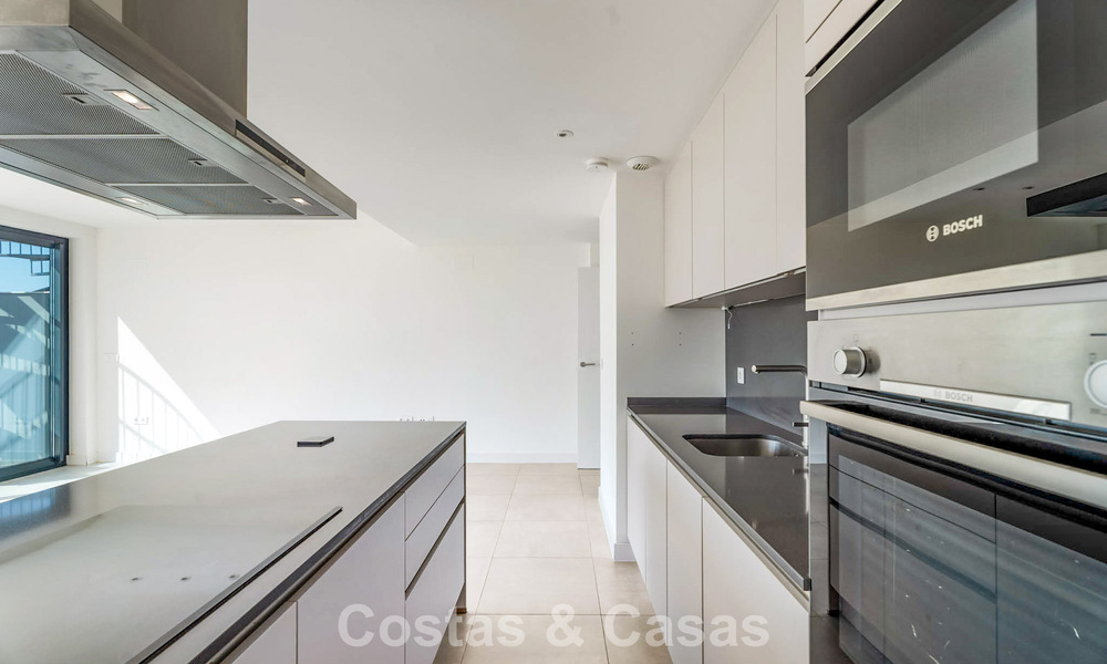 Eigentijds penthouse met zeezicht vanaf het royale dakterras te koop aan de New Golden Mile, tussen Marbella en Estepona 796626