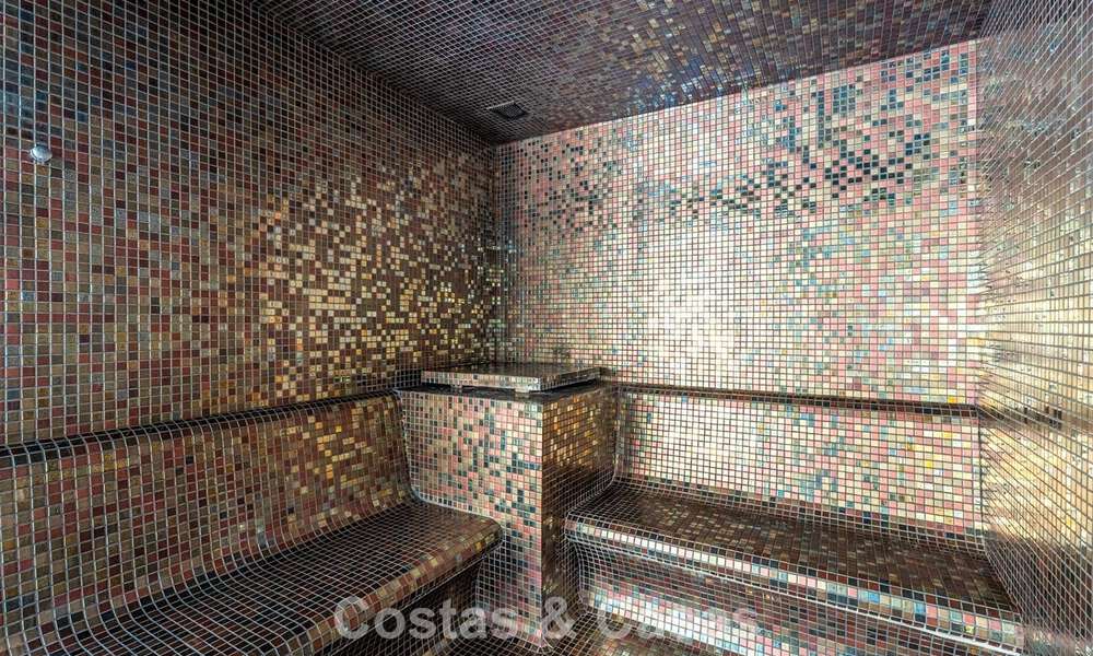 Eigentijds penthouse met zeezicht vanaf het royale dakterras te koop aan de New Golden Mile, tussen Marbella en Estepona 796632