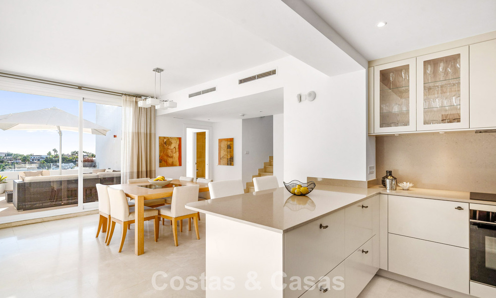 Luxueus duplex penthouse te koop in een gated complex in Nueva Andalucia’s golfvallei, Marbella 796739