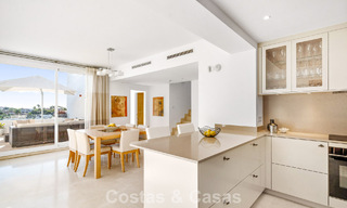 Luxueus duplex penthouse te koop in een gated complex in Nueva Andalucia’s golfvallei, Marbella 796739 