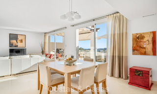Luxueus duplex penthouse te koop in een gated complex in Nueva Andalucia’s golfvallei, Marbella 796742 
